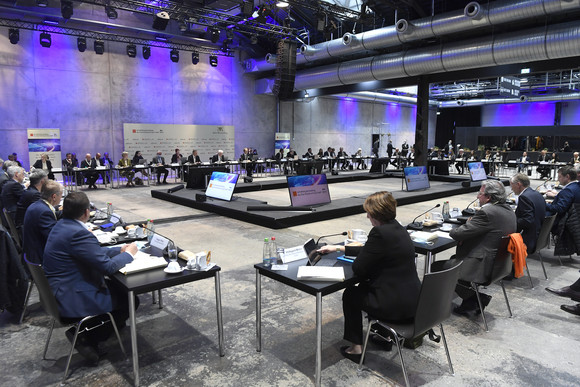 Top-Level-Meeting Fünfte Jahresveranstaltung des Strategiedialogs Automobilwirtschaft Blick ins Plenum bei der fünften Jahresveranstaltung des Strategiedialogs Automobilwirtschaft