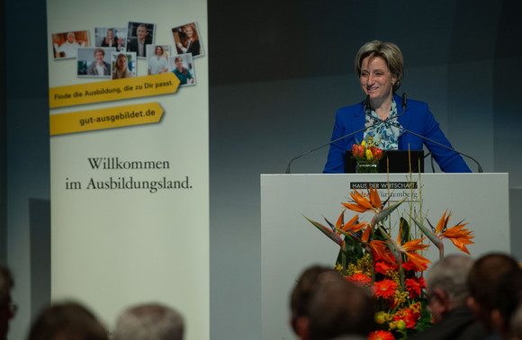 Ausbildung 4.0 Forum Ausbildung 4.0 digital - vernetzt - zukunftsfähig Forum Ausbildung 4.0