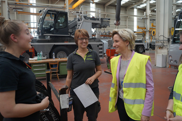 Wirtschafts- und Arbeitsministerin Dr. Nicole Hoffmeister-Kraut hat ihre regelmäßigen Kreisbereisungen im Land am 24. Mai 2017 mit einem Besuch im Alb-Donau-Kreis sowie im Stadtkreis Ulm fortgesetzt.