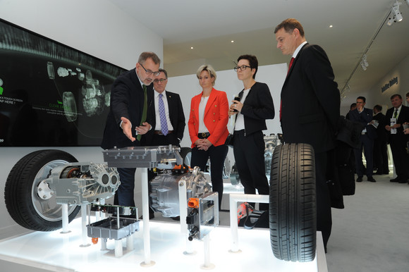 Ministerpräsident Winfried Kretschmann und die Ministerin für Wirtschaft, Arbeit und Wohnungsbau Dr. Nicole Hoffmeister-Kraut besuchten am 15. September 2017 die 67. Internationale Automobil-Ausstellung (IAA) in Frankfurt. Schwerpunkt des Besuchs waren Messeauftritte baden-württembergischer Unternehmen, die Lösungen auf dem Weg zum emissionsfreien Fahren auf dem Branchentreff präsentierten.