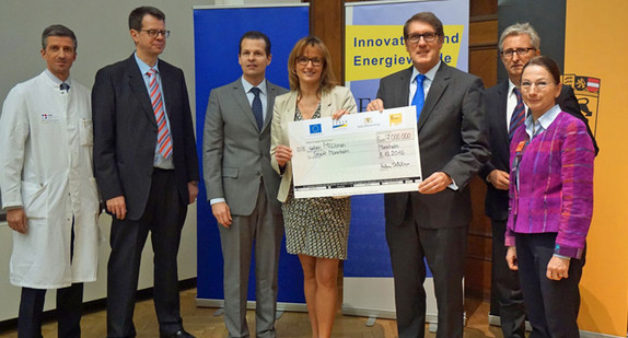Staatssekretärin Katrin Schütz hat einen Förderbescheid in Höhe von 7 Millionen Euro an die Stadt Mannheim für das Business Development Center Medizintechnologie (BDC MedTech) übergeben. (Foto: Stadt Mannheim)