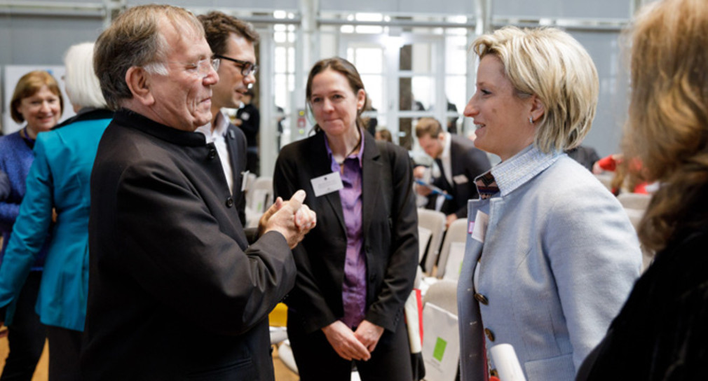 Ministerin Dr. Nicole Hoffmeister-Kraut im Gespräch mit Teilnehmern der Netzwerkkonferenz Baukultur am 6. März 2017 in Stuttgart.