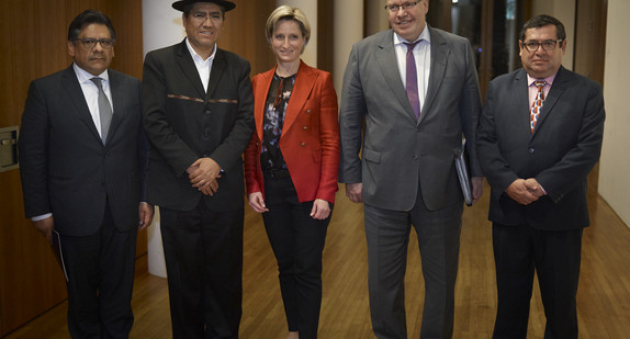 Der bolivianische Energieminister Rafael Alarcón Orihuela, der bolivianische Außenminister Diego Pary Rodriguez, Bundeswirtschaftsminister Peter Altmaier, Ministerin Dr. Nicole Hoffmeister-Kraut und Gast (Bild: © Jan Pauls) 