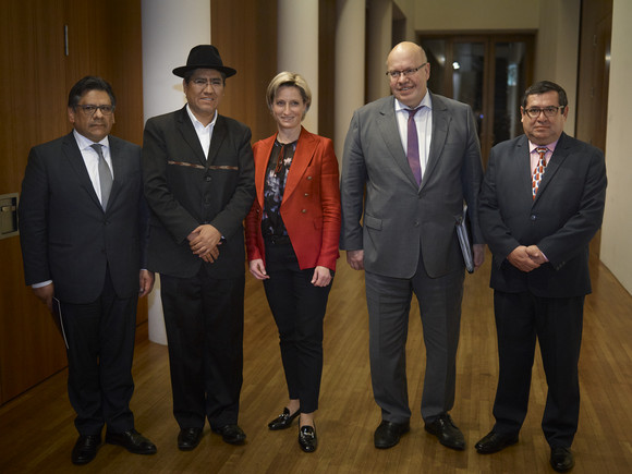 Der bolivianische Energieminister Rafael Alarcón Orihuela, der bolivianische Außenminister Diego Pary Rodriguez, Bundeswirtschaftsminister Peter Altmaier, Ministerin Dr. Nicole Hoffmeister-Kraut und Gast (Bild: © Jan Pauls) 