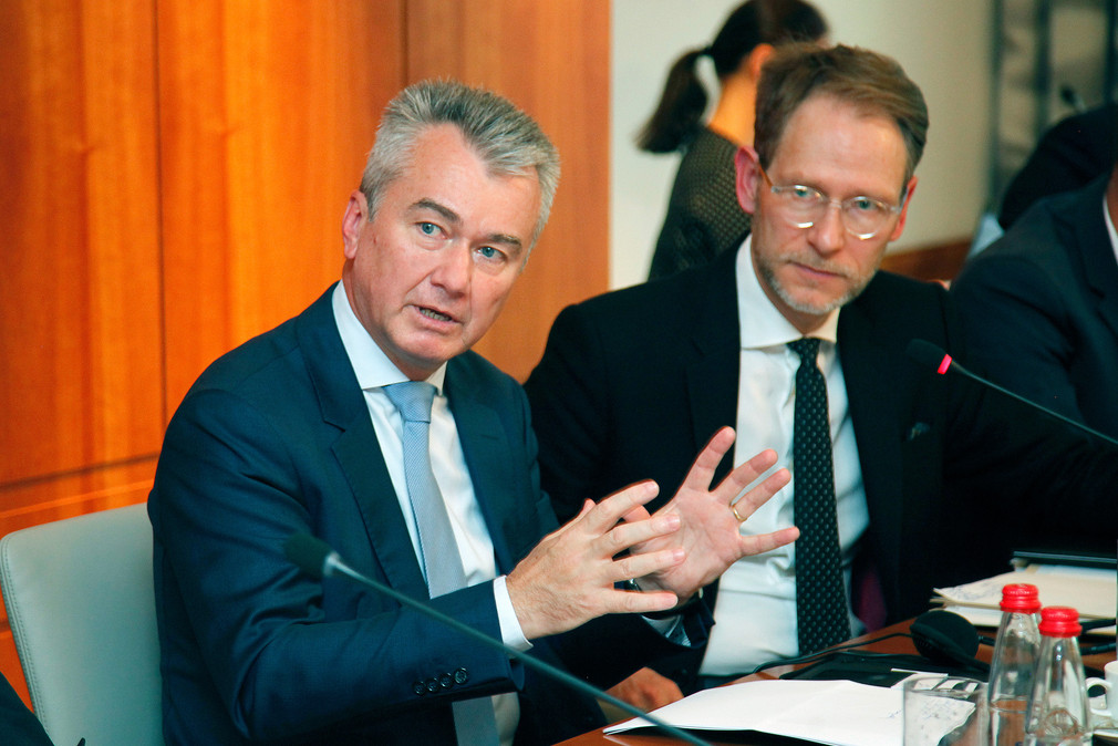 Staatssekretär Dr. Florian Stegmann (r.) und Juraj Nociar (l.), Kabinettchef des Vizepräsidenten der Europäischen Kommission, Maros Sefcovic (Bild: © Alexander Louvet) 