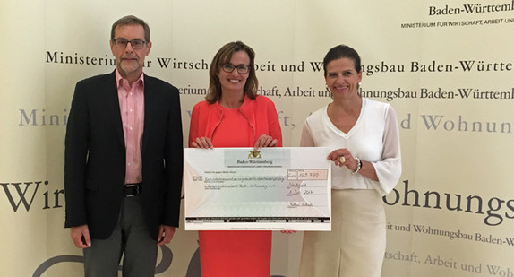Staatssekretärin Katrin Schütz bei der Übergabe des Förderbescheids an Sabine Hagmann, Hauptgeschäftsführerin des Handelsverbands Baden-Württemberg.