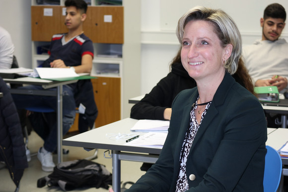 Kreisbereisung Ministerin besucht den Landkreis Biberach Ministerin Hoffmeister-Kraut in einem Klassenzimmer (Bild: © Ministerium für Wirtschaft, Arbeit und Wohnungsbau)