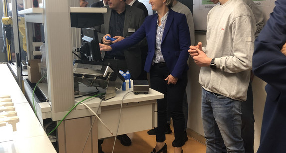 Ministerin Hoffmeister-Kraut in der Gewerblichen Schule Crailsheim