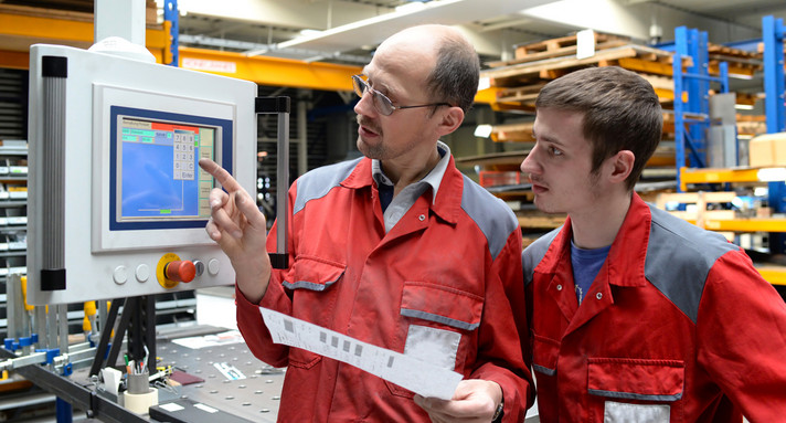 Auszubildender mit Meister (Quelle: © Fotolia, industrieblick)