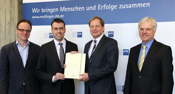 Finanz- und Wirtschaftsminister Dr. Nils Schmid überreichte am 20. März 2014 den Bewilligungsbescheid an IHK-Hauptgeschäftsführer Dr. Wolfgang Epp.