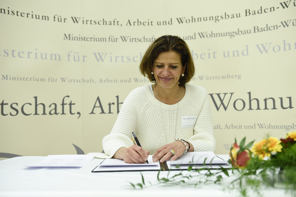 Auf Initiative von Wirtschaftsministerin Dr. Nicole Hoffmeister-Kraut haben am 5. Mai 2017 mehr als 20 Partnerorganisationen aus Unternehmen, Kammern und Verbänden, Gewerkschaften, Wissenschaft und Politik die „Initiative Wirtschaft 4.0 Baden-Württemberg“ gestartet. Mit der Initiative wollen die beteiligten Partnerinnen und Partner die Unternehmen im Land und ihre Beschäftigten branchenübergreifend bei der Digitalisierung unterstützen und den deutschen Südwesten als internationalen Premiumstandort für die digitalisierte Wirtschaft noch sichtbarer machen.