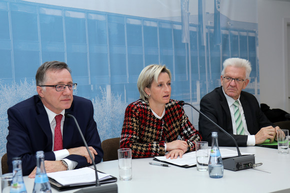Pressekonferenz Technologiebeauftragter des Landes vorgestellt v.l.n.r.: Der neue Technologiebeauftragte des Landes, Prof. Dr. Wilhelm Bauer, Wirtschaftsministerin Dr. Nicole Hoffmeister-Kraut und Ministerpräsident Winfried Kretschmann bei der Regierungspressekonferenz