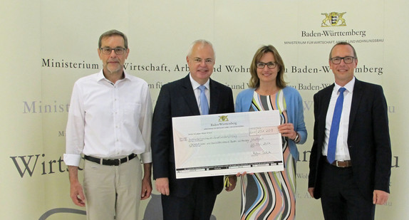 Staatssekretärin Katrin Schütz übergab am 30. Mai 2017 einen Förderbescheid an Vertreter des Hotel- und Gaststättenverbands Baden-Württemberg.
