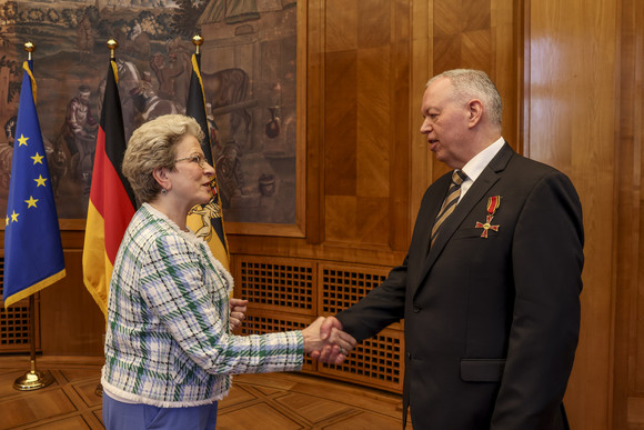 Auszeichnung Bundesverdienstkreuz für Prof. Dr. Bernd Kühlmuß Die Staatsrätin für Zivilgesellschaft und Bürgerbeteiligung, Barbara Bosch (links), überreicht Prof. Dr. Bernd Kühlmuß (rechts) das Bundesverdienstkreuz.