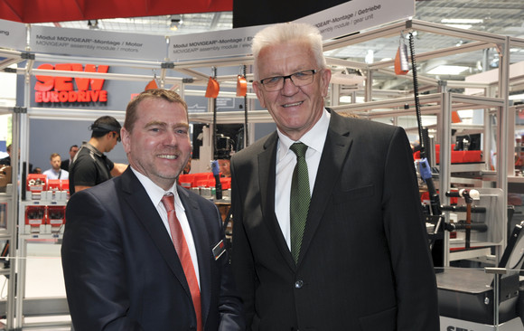 Wirtschaft Kretschmann besucht Hannover Messe Ministerpräsident Winfried Kretschmann (r.) besucht den Stand der SEW-EURODRIVE GmbH & Co. KG (Bruchsal)