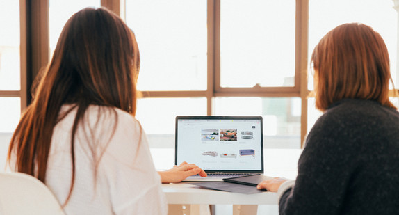 Zwei Frauen sitzen vor einem Laptop / ©Kobu Agency / Unsplash