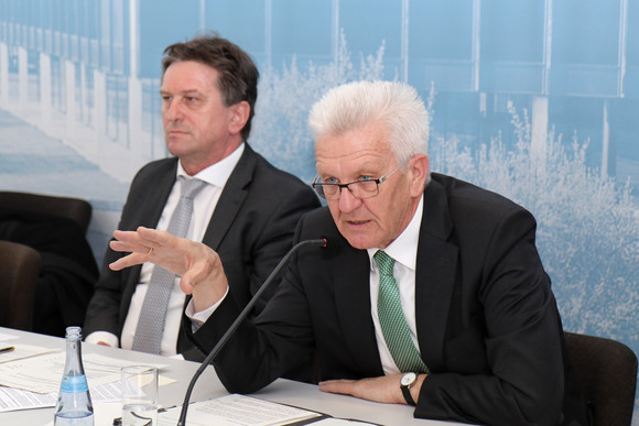 Pressekonferenz Eine halbe Milliarde Euro für Krankenhäuser Ministerpräsident Winfried Kretschmann (r.) und Sozial- und Integrationsminister Manne Lucha (l.)