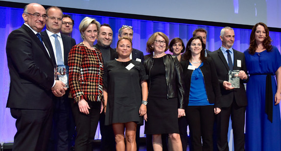 Wirtschaftsministerin Dr. Nicole Hoffmeister-Kraut mit den Nominierten und den Preisträgern des Global Connect Awards. (Foto: Messe Stuttgart)