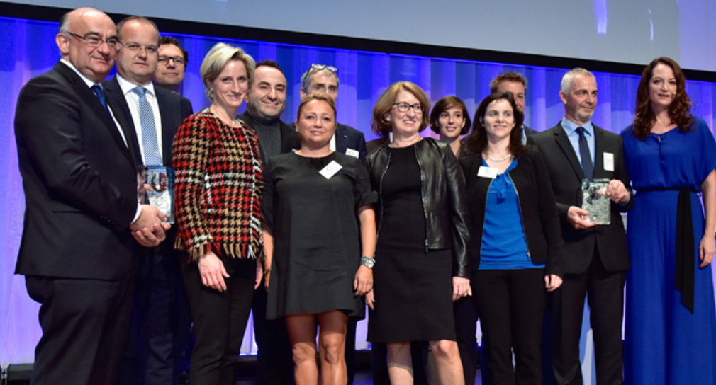 Wirtschaftsministerin Dr. Nicole Hoffmeister-Kraut mit den Nominierten und den Preisträgern des Global Connect Awards. (Foto: Messe Stuttgart)