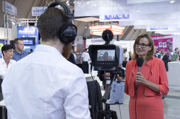 Staatssekretärin Katrin Schütz besuchte am 1. Juni 2017 die internationale Fachmesse MOULDING EXPO in Stuttgart, bei einem Messerundgang informierte Sie sich bei verschiedenen baden-württembergischen Ausstellern über die neuesten Trends im Werkzeug- und Formenbau.