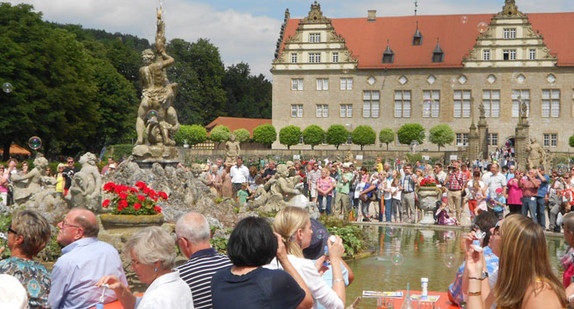 Sommerfest im Garten von Schloss Weikersheim