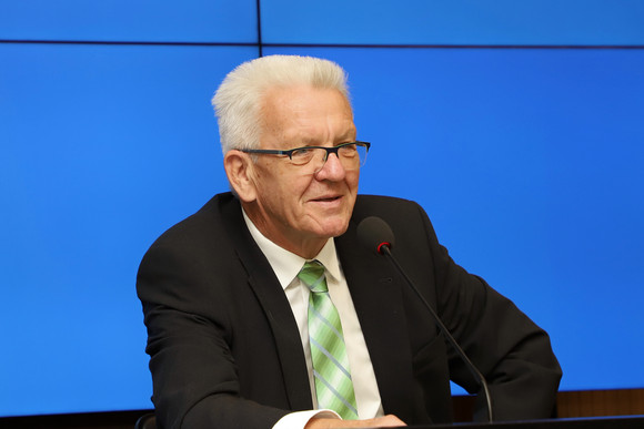 Pressekonferenz Grünes Licht für Konzept zur Steigerung schulischer Qualität Ministerpräsident Winfried Kretschmann (Bild: Staatsministerium Baden-Württemberg)