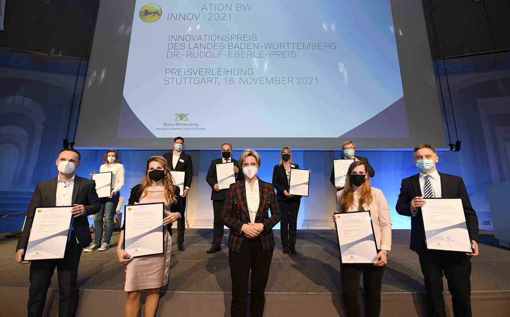 Gruppenbild nach der Preisverleihung: Preisträger/innen und Wirtschaftsministerin Dr. Hoffmeister-Kraut