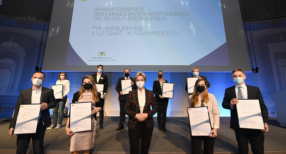 Gruppenbild nach der Preisverleihung: Preisträger/innen und Wirtschaftsministerin Dr. Hoffmeister-Kraut
