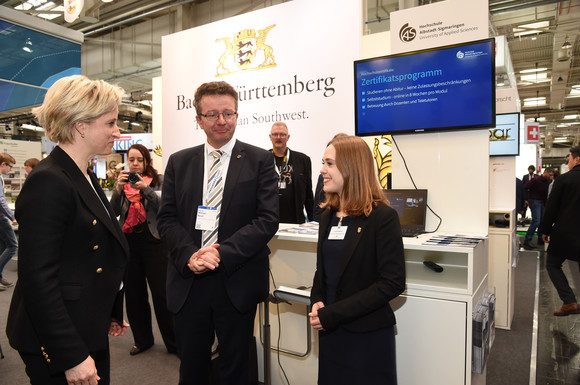 Wirtschaftsministerin Dr. Nicole Hoffmeister-Kraut hat sich bei einem Besuch der CeBIT in Hannover am 21. und 22. März 2017 bei Ausstellern aus Baden-Württemberg über die wichtigsten Trends der Digitalisierung informiert und ausgetauscht.