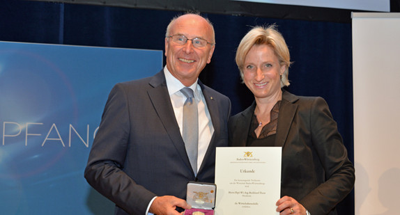Dr. Nicole Hoffmeister-Kraut hat am 13. Juli 2017 die Wirtschaftsmedaille des Landes an den scheidenden Präsidenten der IHK Nordschwarzwald, Burkhard Thost, verliehen.
