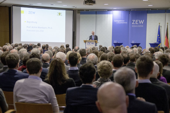 Gedenkveranstaltung Landesregierung und ZEW würdigen Lothar Späth ZEW-Präsident Prof. Achim Wambach, Ph.D., bei der Begrüßung der Gäste (Foto: Erich Dichiser/ZEW)