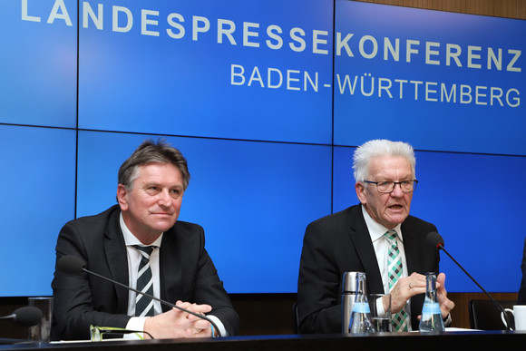 Pressekonferenz Zahl der am Coronavirus Infizierten im Land steigt Ministerpräsident Winfried Kretschmann (r.) und Gesundheitsminister Manne Lucha (l.) bei der Regierungspressekonferenz (Bild: Staatsministerium Baden-Württemberg)