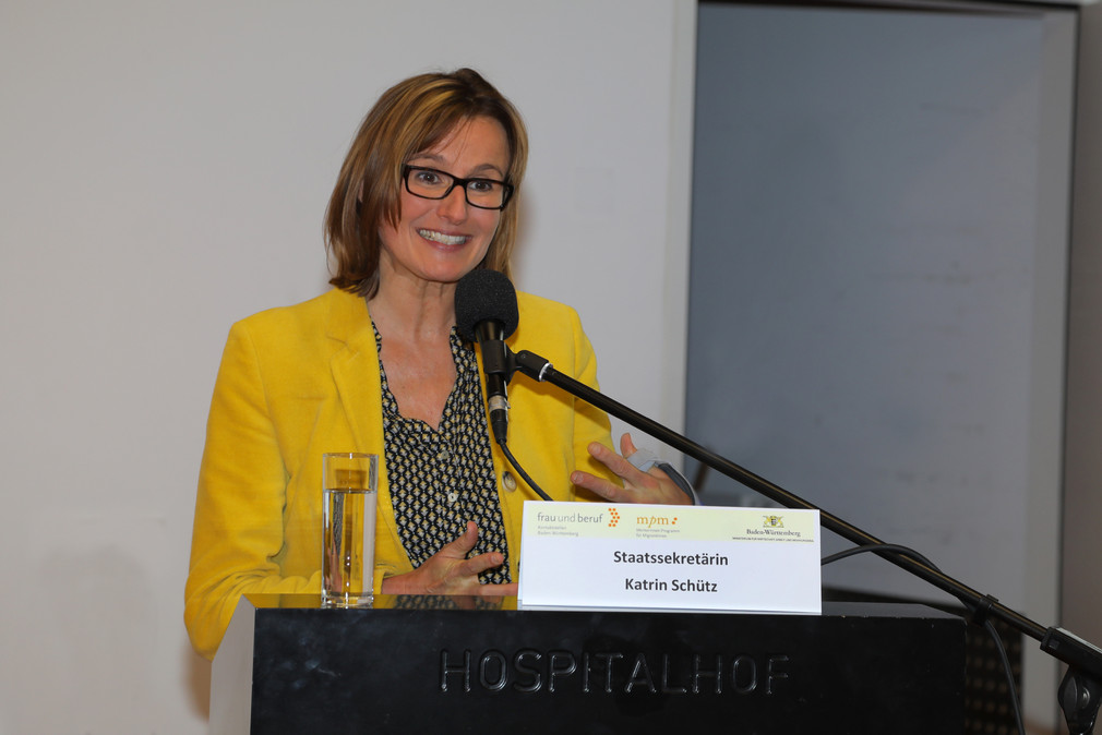 Wirtschaftsstaatssekretärin Katrin Schütz spricht auf der Abschlussveranstaltung (Quelle: Jutta Bogdol)
