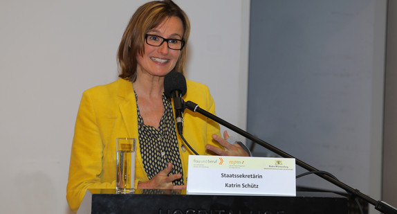 Wirtschaftsstaatssekretärin Katrin Schütz spricht auf der Abschlussveranstaltung (Quelle: Jutta Bogdol)