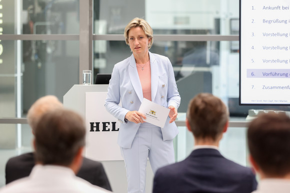 Wirtschaftsministerin Dr. Nicole Hoffmeister-Kraut besucht am 2. August 2022 den Werkzeugmaschinenhersteller HELLER in Nürtingen.