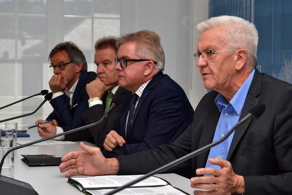 Pressekonferenz Biosphärenreservat und Bewährungs- und Gerichtshilfe v.l.n.r.: Regierungssprecher Rudi Hoogvliet, Umweltminister Franz Untersteller, Justizminister Guido Wolf und Ministerpräsident Winfried Kretschmann