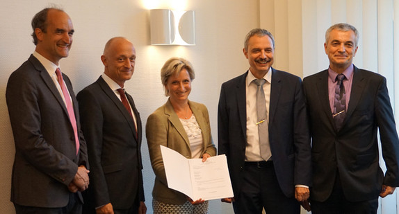 Bei der Übergabe des Förderbescheids: (v.l.n.r.) Prof. Dr. Christian Maercker, Rektor der Hochschule Esslingen, Prof. Hendrik Brumme, Präsident der Hochschule Reutlingen, Ministerin Dr. Nicole Hoffmeister-Kraut, Prof. Gerhard Schneider, Rektor der Hochschule Aalen und Prof. Michael Auer, Vorstandsvorsitzender der Steinbeis-Stiftung.