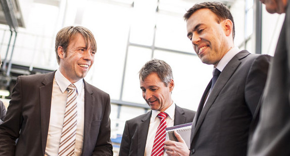 Wirtschaftsminister Nils Schmid und der Geschäftsführer der Leichtbau BW, Wolfgang Seeliger, zu Besuch beim Fraunhofer-Institut für Chemische Technologie in Pfinztal bei Karlsruhe (Foto: Leichtbau BW)