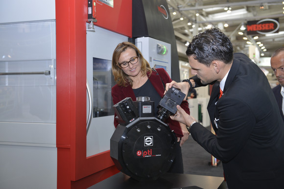 Wirtschaftsstaatssekretärin Katrin Schütz besuchte am 18. September 2017 auf der weltgrößten Fachmesse für Metallbearbeitung EMO in Hannover baden-württembergische Unternehmen. Im Rahmen ihres Messerundgangs informierte sie sich insbesondere über neueste Entwicklungen der Werkzeugmaschinen- und Präzisionswerkzeugindustrie.