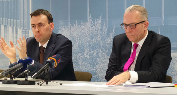 Finanz- und Wirtschaftsminister Dr. Nils Schmid und Dr. Axel Nawrath, Vorsitzender des Vorstands der L-Bank, stellen gemeinsam die Ergebnisse der Wohnraumförderung des Jahres 2014 vor 
