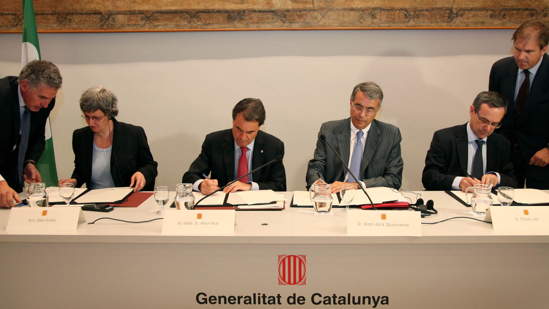 v.l.n.r.: Ministerin Silke Krebs, Präsident Artur Mas (Katalonien), Präsident Jean-Jack Queyranne (Rhône-Alpes) und Unterstaatssekretär Paolo Alli (Lombardei) bei der Unterzeichnung einer gemeinsamen Erklärung über die zukünftige Zusammenarbeit am Montag 