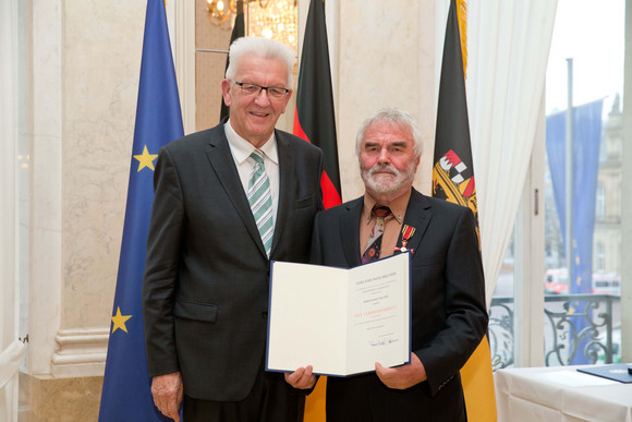 Tag des Ehrenamtes Kretschmann würdigt besonderes ehrenamtliches Engagement Ministerpräsident Winfried Kretschmann (l.) und Rudolf Kratzer (r.)