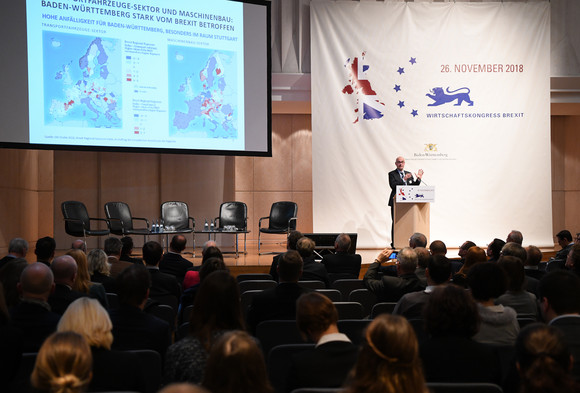 Brexit Wirtschaftskongress Brexit 2018 Prof. Achim Wambach vom Zentrum für Europäische Wirtschaftsforschung (ZEW) hält eine Rede auf dem Wirtschaftskongress Brexit (Quelle: Sascha Baumann / all4foto.de)