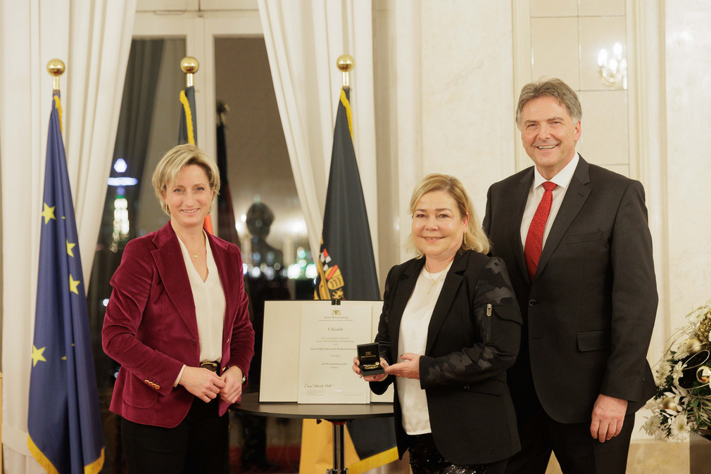 Verleihung Wirtschaftsmedaille 2022 - Ministerin Dr. Nicole Hoffmeister-Kraut mit Simone Pajunk-Schelling und Martin Hauger 