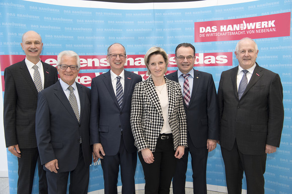 v.l.n.r.: Oskar Vogel (Hauptgeschäftsführer BWHT), Dr. Harry Brambach (Vizepräsident BWHT), Rainer Reichhold (Präsident BWHT), Wirtschaftsministerin Dr. Hoffmeister-Kraut, Thomas Schiek (Landesinnungsmeister Maler- und Lackiererhandwerk BW), Joachim Wohlfeil (Präsident Handwerkskammer Karlsruhe)