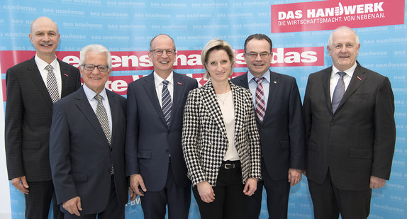 v.l.n.r.: Oskar Vogel (Hauptgeschäftsführer BWHT), Dr. Harry Brambach (Vizepräsident BWHT), Rainer Reichhold (Präsident BWHT), Wirtschaftsministerin Dr. Hoffmeister-Kraut, Thomas Schiek (Landesinnungsmeister Maler- und Lackiererhandwerk BW), Joachim Wohlfeil (Präsident Handwerkskammer Karlsruhe)