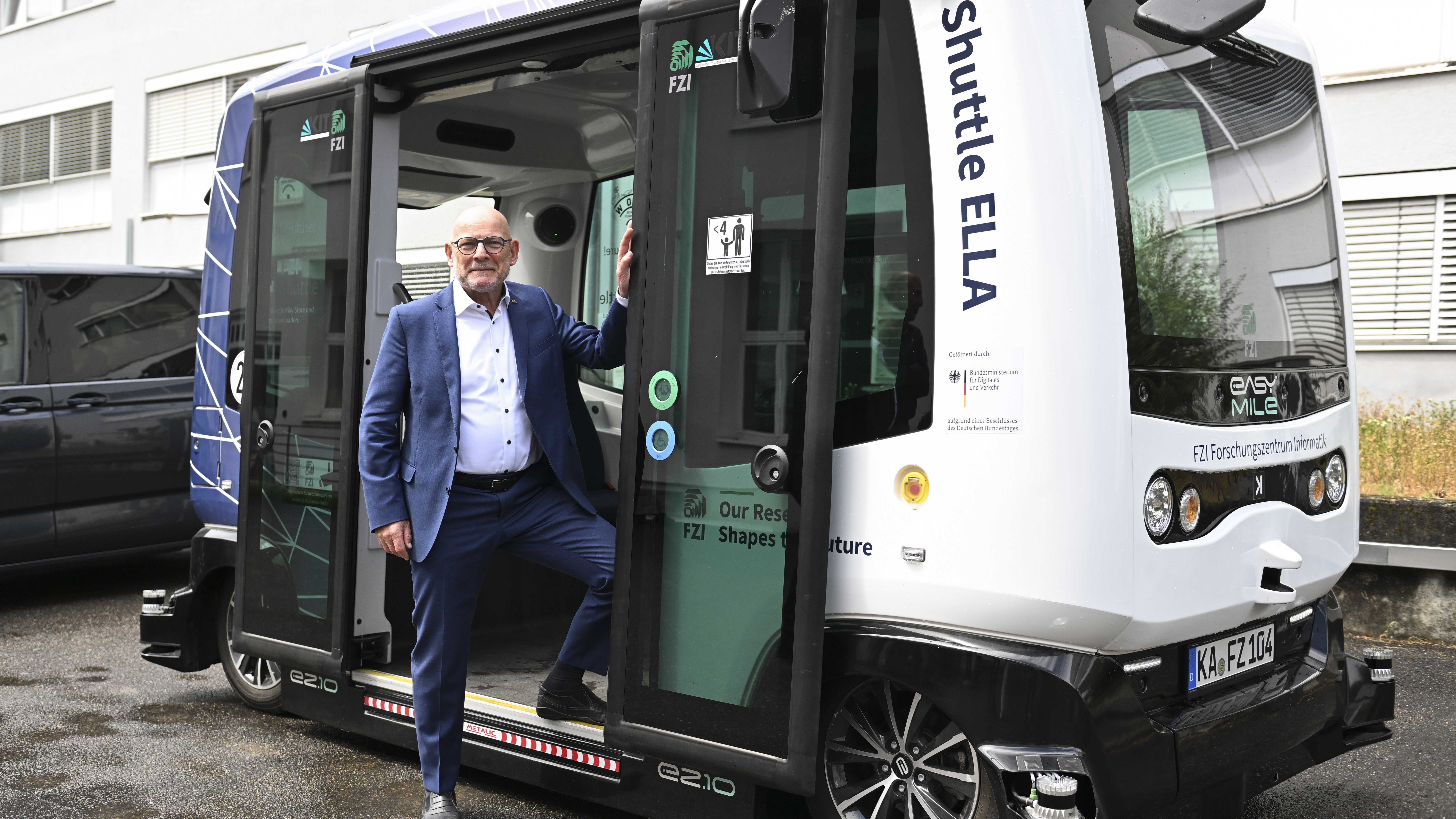 Minister Winfried Hermann mit der AMEISE des Fraunhofer-Instituts