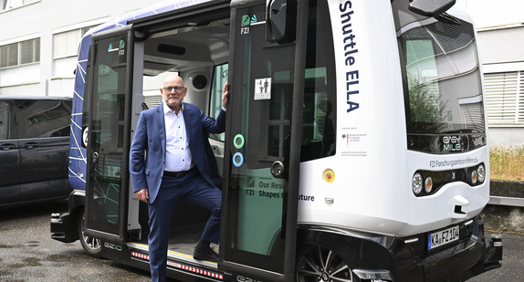 Minister Winfried Hermann mit der AMEISE des Fraunhofer-Instituts