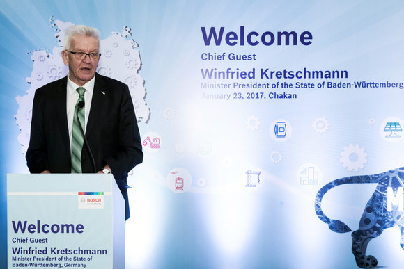 Delegationsreise Ministerpräsident Kretschmann besucht Indien Ministerpräsident Winfried Kretschmann beim Besuch des Bosch-Werkes in Chakan, nördlich von Pune (Bild: © Staatsministerium Baden-Württemberg).