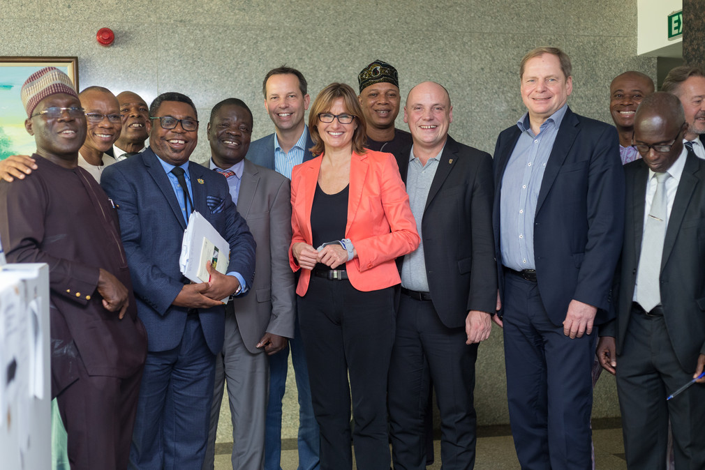 Wirtschaftsstaatssekretärin Katrin Schütz auf einem Gruppenbild mit Vertretern der ghanaischen und nigerianischen Wirtschaft (Bild: © David Kunutsor)